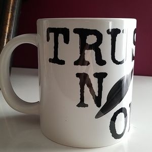 Xfiles "trust no one" extra large mug
